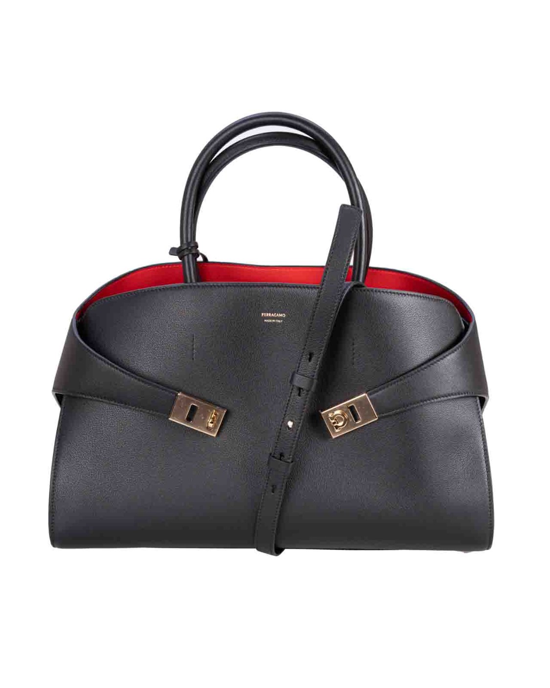 shop SALVATORE FERRAGAMO  Borsa: Salvatore Ferragamo borsa a mano Hug .
Ampia e capiente, presenta una speciale costruzione con retro asimmetrico che abbraccia i soffietti laterali e si allaccia con fibbie Gancini in finitura dorata.
Chiusa internamente con anello è completata da charm portachiavi e tasca foderata con zip. 
I piedini rettangolari con firma assicurano protezione sul fondo.
Dimensioni: altezza 24.0 CM lunghezza 38.0 CM profondità 22.0 CM.
Composizione: 100% pelle di vitello.
Fabbricato in Italia.. 215921 767651-012 number 5651032
